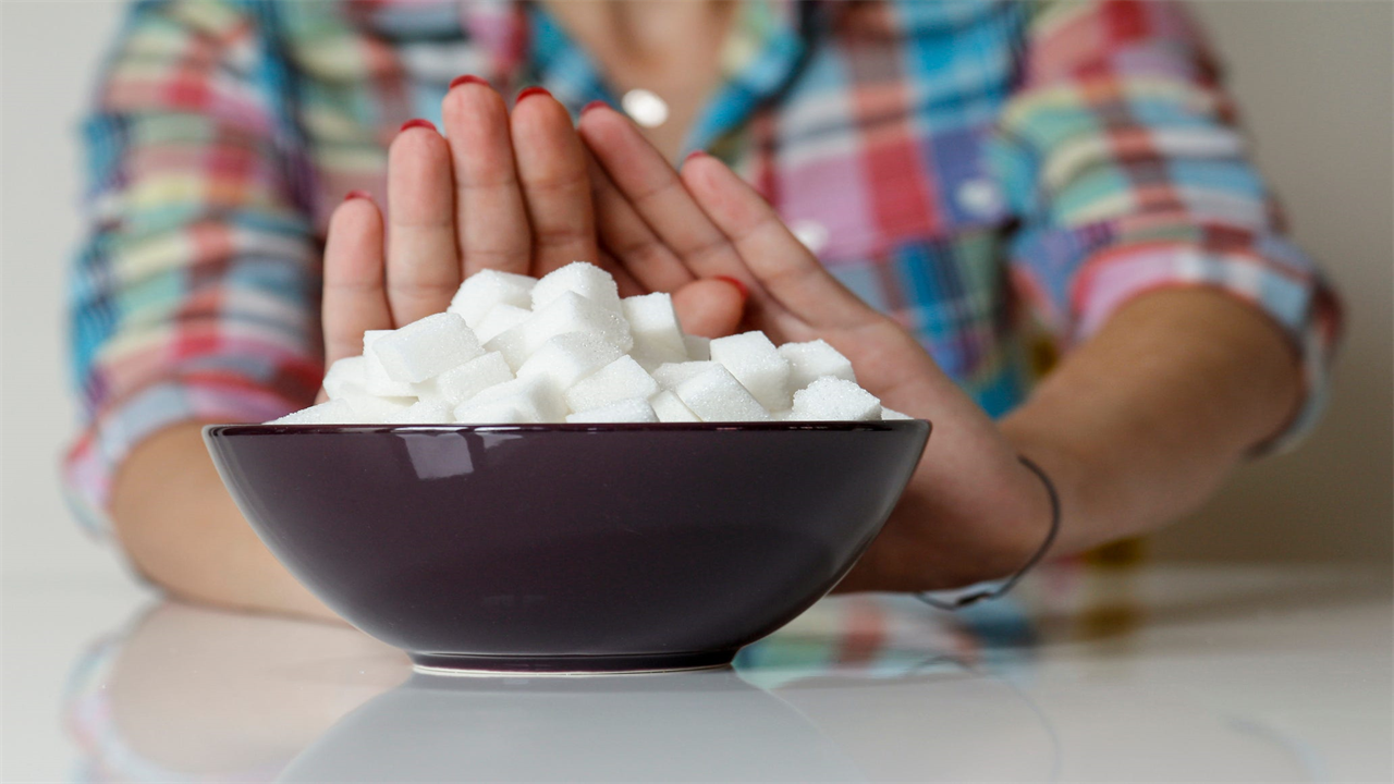 Your 7-Day Guide to Cutting Back on Sugar, According to a Dietitian