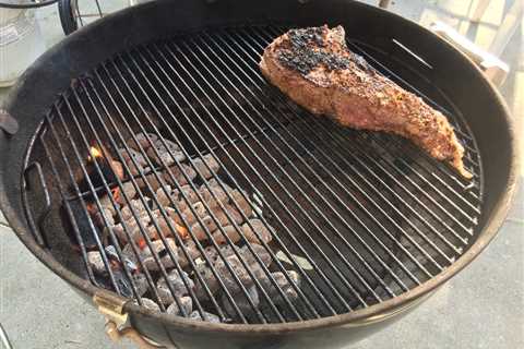 How to Barbecue a Tri Tip on a Charcoal Grill