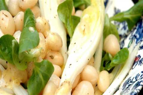 Comment préparer une délicieuse salade aux haricots blancs et légumes