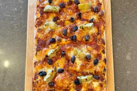 Roman Sourdough Pizza with fresh mozarella, Kalamata olives and artichokes