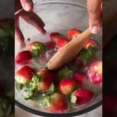 *QUICKEST* WAY TO STORE STRAWBERRY FOR ONE YEAR 🍓| HOW TO FREEZE STRAWBERRY AT HOME #shorts