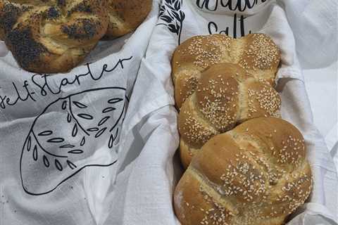 Hands on laboratory practice. Shaping Kaiser rolls the definitive video lesson.