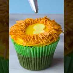 Sink your teeth into this ferociously cute lion cupcake!